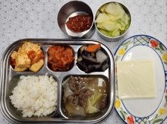 현미밥
소고기무국
마파두부
가지볶음
김치
유아치즈
양배추(자율)/쌈장