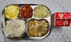백미밥
맑은오징어국
치즈달걀찜
감자채볶음
김치
딸기우유