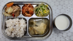 잡곡밥
어묵국
돈육갈비찜
콩나물미나리무침
배추김치
우유