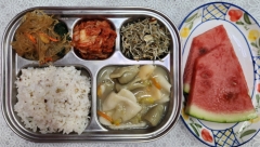 잡곡밥(5)
삼색손수제비(5.6.9)
한식잡채(5.6.10.13)
멸치아몬드볶음(5.6.13)
김치(9)
수박