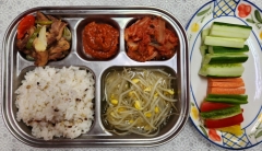 잡곡밥(5)
콩나물국(5.6.9)
오리불고기(5.6.13)
김치(9)
채소스틱&쌈장(5.6)