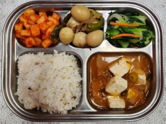 잡곡밥(5)
참치김치찌개(5.6.9)
돈육메추리알장조림
(1.5.6.10.13)
청경채나물
깍두기(9)