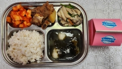현미밥
새알미역국(5.6)
돼지갈비찜(5.6.10.13)
느타리나물무침
깍두기(9)
딸기우유(2)