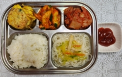 백미밥(적은양)
잔치국수(5.6)
동그랑땡전&케찹
(1.2.5.6.10.12.15.16)
오이무침(5.6.13)
김치(9)