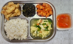 기장밥
실파달걀국(1.5.6)
수제칠리탕수육
(1.5.6.10.12.13.18)
김자반볶음(5.13)
깍두기(9)