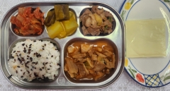 검정쌀밥
부대찌개(1.2.5.6.9.10.13.15.16)
돈육감자조림(5.6.10.13)
삼색묵무침(5.6)
김치(9)
유아치즈(2)