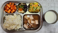 기장밥
맑은오징어국(5.6.17)
채소달걀찜(1)
가지떡간장볶음(5.6.13)
깍두기(9)
우유(2)