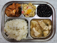 기장밥
팽이된장국(5.6)
돈목살김치찜
(5.9.10)
검정콩조림(5.6.13)
마카로니샐러드(1.5.6.13)