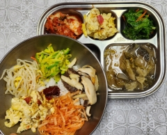 나물비빔밥&약고추장
(5.6.13.16)
얼갈이된장국(5.6)
토마토스크램블에그(1.5.12)
상추유자청무침(5.6)
김치(9)