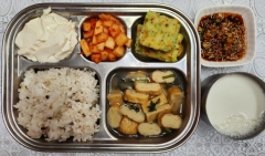 잡곡밥(5)
모둠어묵국(1.5.6)
연두부찜&양념장(5.6)
브로콜리옥수수전(1.5.6)
깍두기(9)
우유(2)