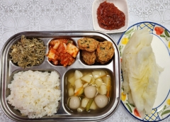 현미밥
감자옹심이국(5.6)
해물동그랑땡구이
(1.2.5.6.8.9.10.15.16.17.18)
견과멸치볶음(5.6.13.14)
김치(9)
양배추/쌈장(자율)