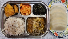 잡곡밥
김치콩나물국(5.6.9)
순살고등어카레구이
(2.5.6.7.12.13.16.18)
김자반볶음(5.13)
깍두기(9)
배