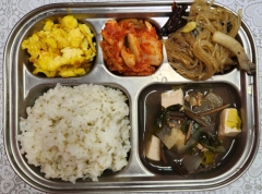 기장밥
안매운해물탕(5.6.13.17.18)
새우살스크램블에그
(1.5.9.13)
버섯잡채(5.6.13.18)
김치(9)