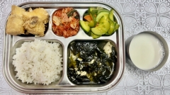 기장밥
닭살미역국(5.6.15)
순살삼치엿장조림(5.6.13)
애호박나물(5)
김치(9)
우유(2)