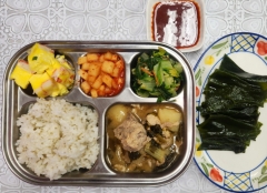 기장밥
순살감자탕(5.6.10.13)
맛살달걀찜(1.8)
얼갈이된장무침(5.6)
깍두기(9)
다시마/초장(자율)