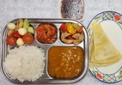 마크니커리&미니난
(2.5.6.10.12.13.15.16)
백미밥
닭살파프리카볶음
(5.6.13.15.18)
토마토보코치니샐러드&
오리엔탈D(5.6.12)/김치(9)