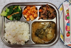 현미밥
콩가루배춧국(5.6)
오리불고기(5.6.13)
청경채나물
깍두기(9)
짜먹는요구르트(2)