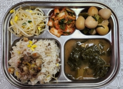 쇠고기콩나물버섯밥
(5.6.13.16)
근대된장국(5.6)
돈육메추리알장조림
(1.5.6.10.13)
김치(9)