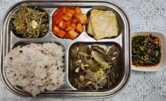 잡곡밥
안매운육개장
두부구이&양념장
멸치견과볶음
깍두기