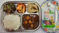 하이라이스(1.2.5.6.12.16)
갈비만두찜(1.5.6.10.16.18)
가지나물
김치(9)
과채주스(13)