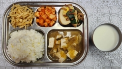 기장밥
김치찌개(5.6.9.10)
달걀장조림(1.5.6.13.16)
진미채버터볶음(5.6.13.17)
깍두기(9)
우유(2)