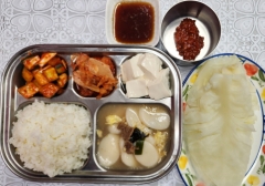 백미밥
소고기떡국(1.5.6.16)
연두부찜&오리엔탈D(5.6)
깍둑오이무침(5.6)
김치(9)
양배추/쌈장(자율)