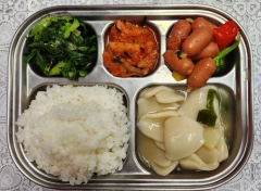 백미밥
들깨수제비국(5.6)
수제소시지채소볶음
(2.5.6.10.12.13.15.16)
김가루실파무침
김치(9)