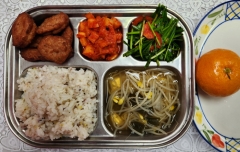 잡곡밥
맑은콩나물국(5.6)
부추파프리카생채(5.6)
떡갈비구이
(5.6.10.15.16.18)
깍두기(9)
귤