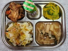 고구마김치볶음밥(5.6.9.13)
팽이된장국(5.6)
닭봉조림(5.6.13.15)
단무지부추무침(13)
요구르트(2)