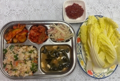 참치새싹비빔밥(3.5.6.13)
시금치된장국(5.6.18)
베이컨감자볶음(5.10)
양파오이무침(5.6.13)
김치(9)
쌈배추/쌈장(자율)