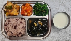 찰밥
바지락살미역국(5.6.18)
로제순살닭갈비
(5.6.12.13.15)
시금치나물(5.6)
깍두기(9)
우유(2)