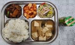 현미밥
모둠버섯국(5.6)
돈육짜장불고기
(1.5.6.10.13)
콩나물맛살무침(8)
깍두기(9)
요구르트(2)