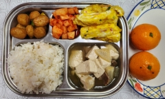 잡곡밥
소고기무국(5.6.16)
채소달걀말이(1.5)
볼어묵채소볶음(5.6.13)
깍두기(9)
귤