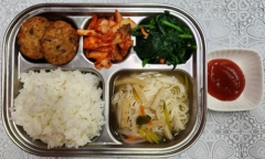 백미밥(적은양)
잔치국수(5.6)
동그랑땡전&케찹
(1.2.5.6.10.12.15.16)
시금치나물(5.6)
김치(9)