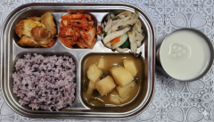 검정쌀밥
감자된장국(5.6.18)
순살닭갈비(5.6.13.15)
느타리나물무침
김치(9)
우유(2)