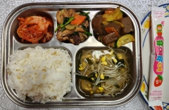 현미밥
맑은콩나물국(5.6.9)
오리불고기(5.6.13)
도토리묵채소무침(5.6.13)
김치(9)
짜먹는요구르트(2)