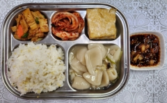 기장밥
바지락살수제비국
(1.5.6.9.18)
두부조림(5.6.13.18)
어묵볶음(1.5.6.13)
김치(9)