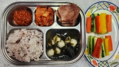 흑미밥
새알미역국(5.6)
돼지고기수육&쌈장
(5.6.10.13)
채소스틱
김치(9)