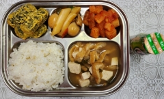 현미밥
유부된장국(5.6)
메추리알로제떡볶이
(1.2.5.6.10.12.13)
김말이튀김
(1.5.6.12.16)
깍두기(9)
요구르트(2)