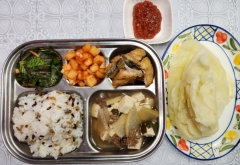 잡곡밥(5)
소고기무국(5.6.16)
순살고등어구이(5.6.7.13)
양념깻잎무침(5.6)
깍두기(9)
양배추/쌈장(자율)