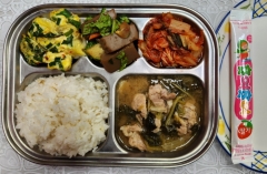 현미밥
순살감자탕(5.6.10.13)
채소계란찜(1)
도토리묵채소무침(5.6.13)
김치(9)
짜먹는요구르트(2)