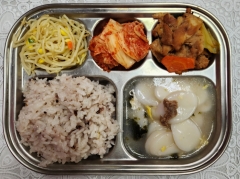 흑미밥
사골떡국(1.16)
제육볶음(5.6.10.12.13)
콩나물무침(5)
김치(9)