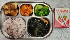 잡곡밥(5)
건새우미역국(5.6.9)
돼지갈비찜(5.6.10.13)
청경채나물
김치(9)
딸기우유(2)