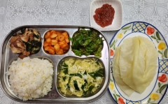 기장밥
부추달걀국(1.5.6)
제육볶음(5.6.10.13)
상추매실청무침(5.6.13)
깍두기(9)
양배추/쌈장(자율)