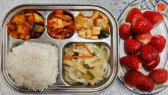 백미밥
어묵우동(1.5.6.7.18)
마파두부(5.6.10.12.13.18)
깍둑오이무침(5.6)
김치(9)
딸기