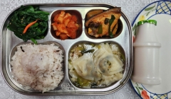 흑미밥
만둣국(5.6.10.16)
순살고등어조림(5.6.7.13)
시금치나물(5.6)
깍두기(9)
드링킹요구르트(2)