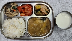 현미밥
얼갈이된장국(5.6)
순살닭갈비(5.6.13.15)
느타리나물무침
김치(9)
우유(2)