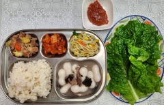 잡곡밥(5)
조랭이떡국(5.6.16)
돈사태조림(5.6.10.13)
콩나물무침(5)
김치(9)
상추/쌈장(자율)