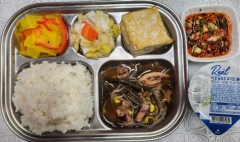 기장밥
안매운짬뽕국
(2.5.6.9.10.15.16.17.18)
두부구이/양념장(5.6)
단무지파프리카무침(13)
백김치(9)
떠먹는요구르트(2)