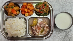 현미밥
해물순두부국(1.5.6.9.13.17)
버섯잡채(5.6.13.18)
볼어묵조림(1.5.6.13)
깍두기(9)
우유(2)